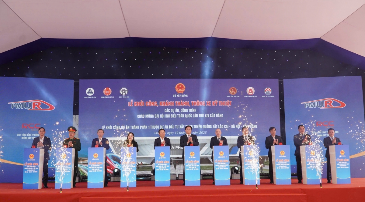 cùng các đại biểu bấm nút khởi công Dự án thành phần 1 thuộc Dự án đầu tư xây dựng tuyến đường sắt Lào Cai - Hà Nội - Hải Phòng