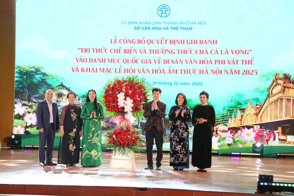 NSND Xuân Bắc tặng hoa chúc mừng gia đình Nghệ nhân Chả cá Lã Vọng