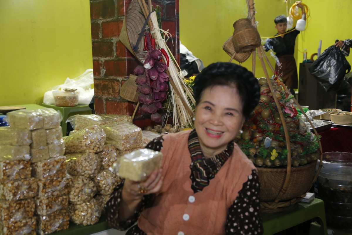 Nghệ nhân Nguyễn Thị Hiền, gian hàng Bún ốc Bà ngoại giới thiệu sản phẩm như tám vé trở về tuổi thơ...