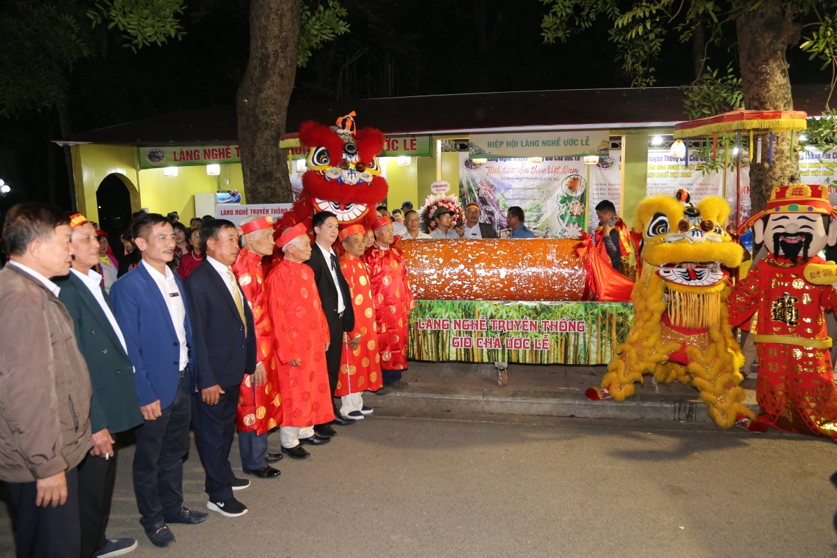 Các cụ cao niên cùng đại biểu dự Lễ hội tại gian hàng giò chả Ước Lễ, cây chả quế 120kg