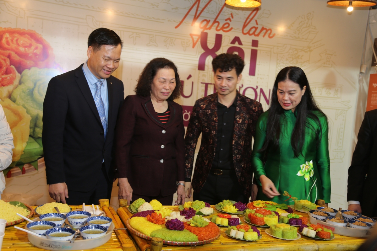 Đại biểu thăm và thưởng thức tại gian hàng nghề xôi Phú Thượng