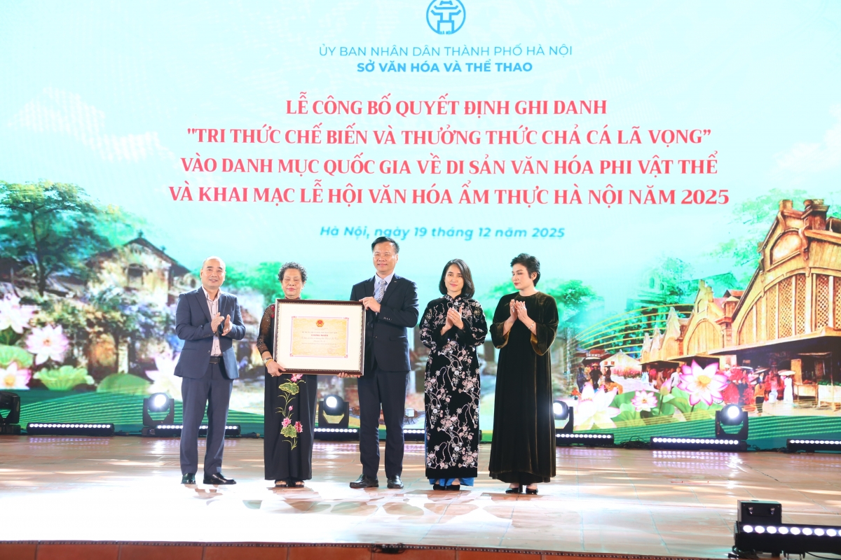 Lãnh đạo Bộ Văn hóa, Thể thao và Du lịch trao Bằng vinh danh Chả cá Lã Vọng là di sản văn hóa phi vật thể