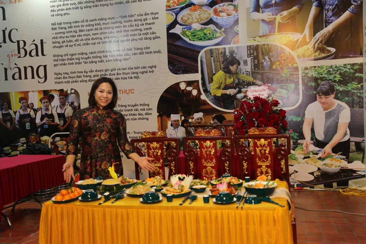 Nghệ nhân Phạm Thị Diệu Hoài bên mâm cỗ Bát Tràng