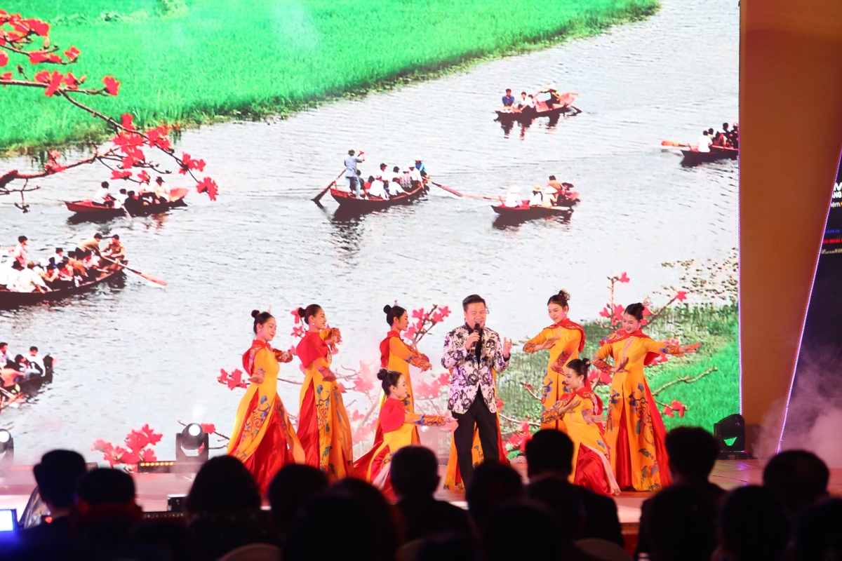 Tiết mục văn nghệ chào mừng lễ khai mạc