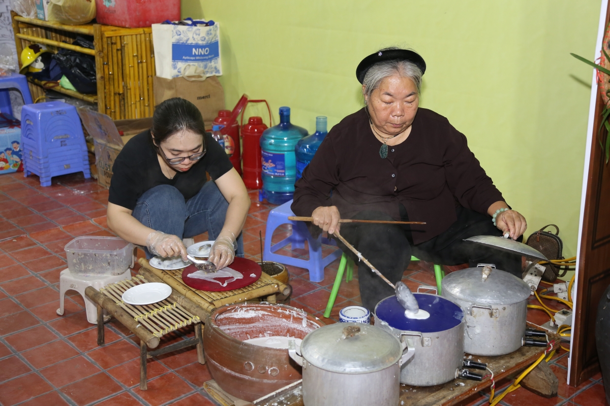 Nghệ nhân Dương Ánh Tuyết trình diễn là bánh cuốn Thanh Trì