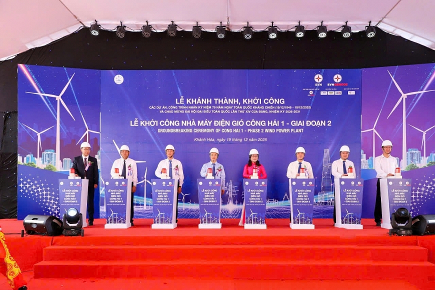 Cắt băng khánh thành Dự án Nhà máy Thuỷ điện Hoà Bình mở rộng.