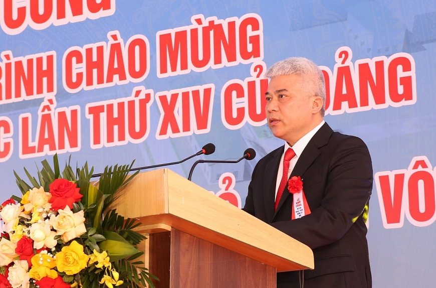 Bí thư Đảng ủy, Giám đốc Công ty Than Uông Bí Nguyễn Văn Hưng báo cáo tại buổi lễ.