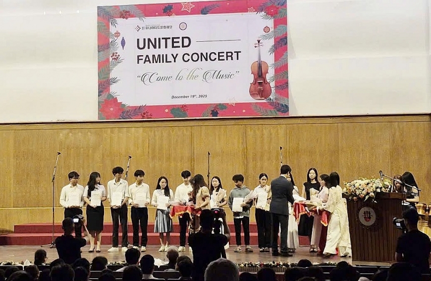 Trao học bổng Homtamin cho 50 học sinh, sinh viên có thành tích học tập xuất sắc tại buổi hòa nhạc kết nối tình thân – United Family Concert