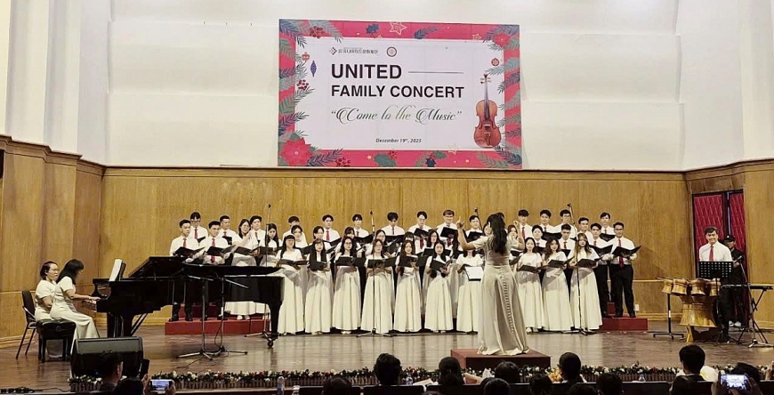 Dàn hợp xướng United Youth Harmony Choir biểu diễn 