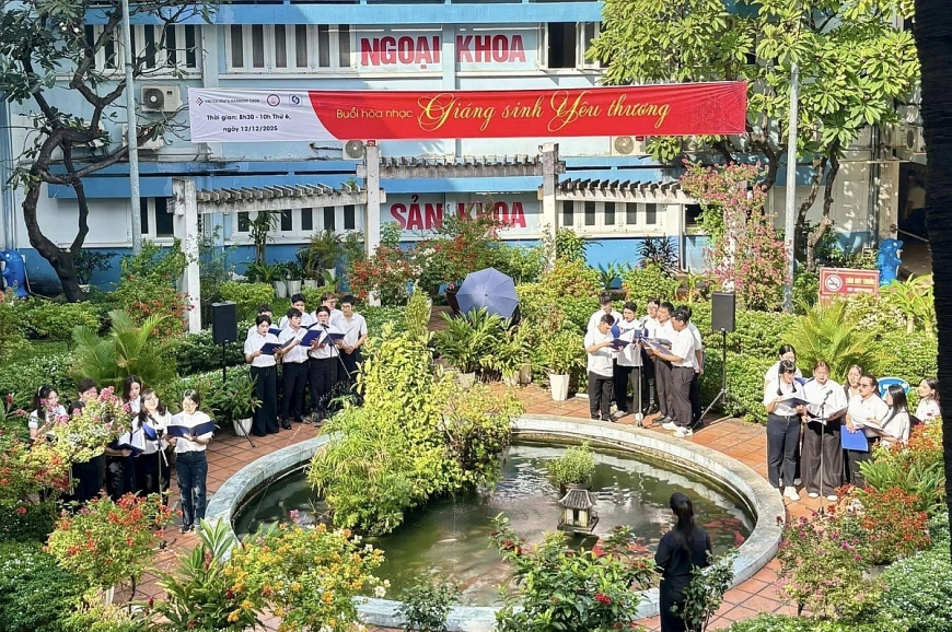 Dàn hợp xướng United Youth Harmony Choir biểu diễn phục vụ bệnh nhân tại bệnh viện Nhân dân Gia định