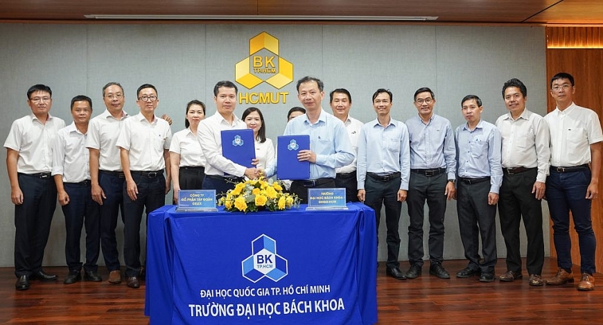 Ông Nguyễn Trọng Trung – Phó tổng Giám đốc Tập đoàn GELEX ký kết Thỏa thuận hợp tác với Lãnh đạo trường Đại học Bách khoa – Đại học Quốc gia TP.HCM