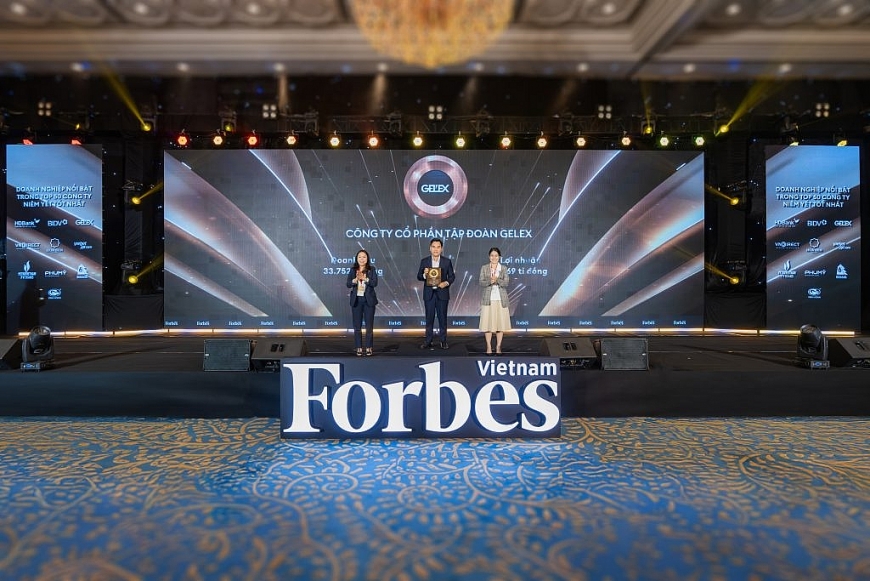 Đại diện Tập đoàn GELEX nhận chứng nhận TOP 50 Công ty niêm yết tốt nhất Việt Nam.