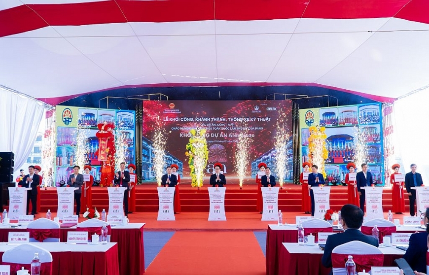 Các đại biểu bấm nút khởi công khu đô thị nhà ở thấp tầng ANmaison tại Hải Phòng.