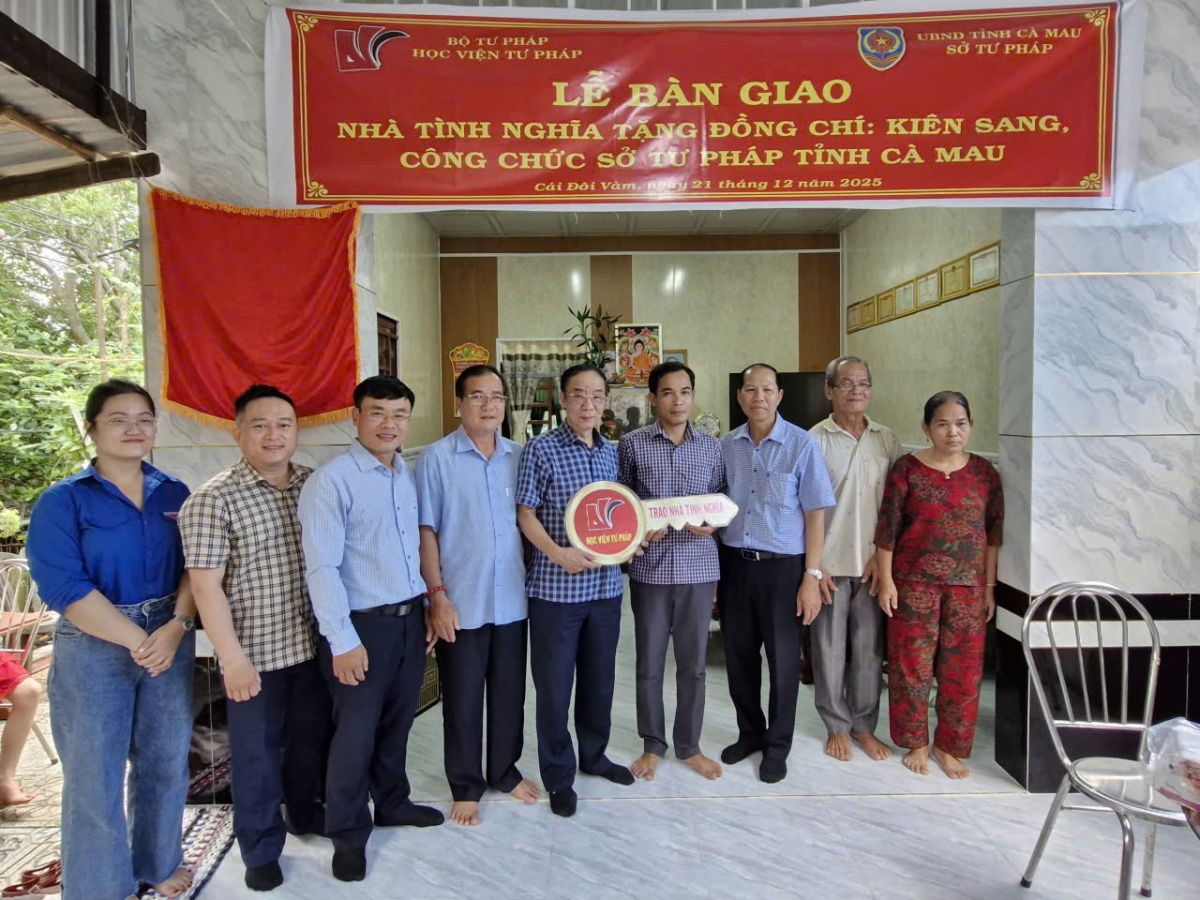 Đại diện Học viện Tư pháp trao qua nhà tình nghĩa cho gia đình ông Kiên Sang