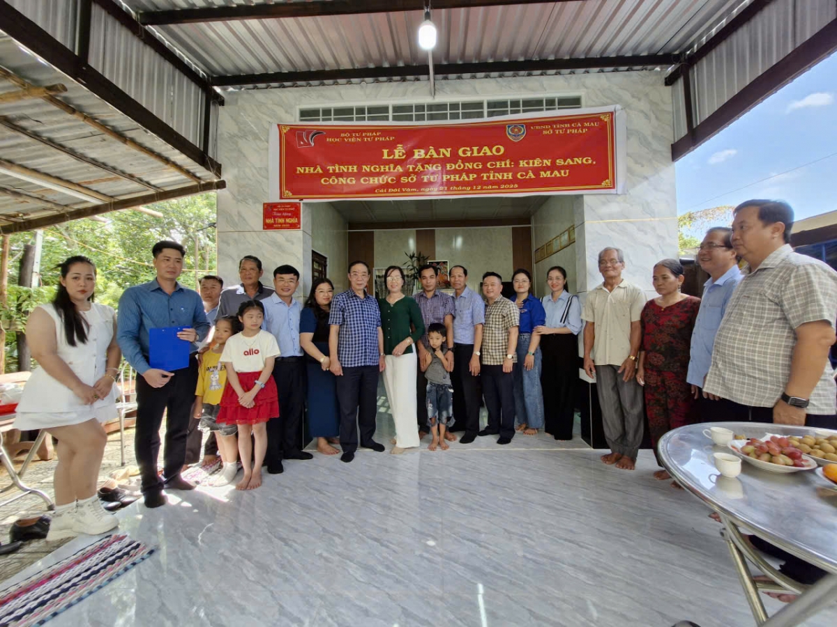 Học viện Tư pháp trao nhà tình nghĩa cho công chức Sở Tư pháp tỉnh Cà Mau