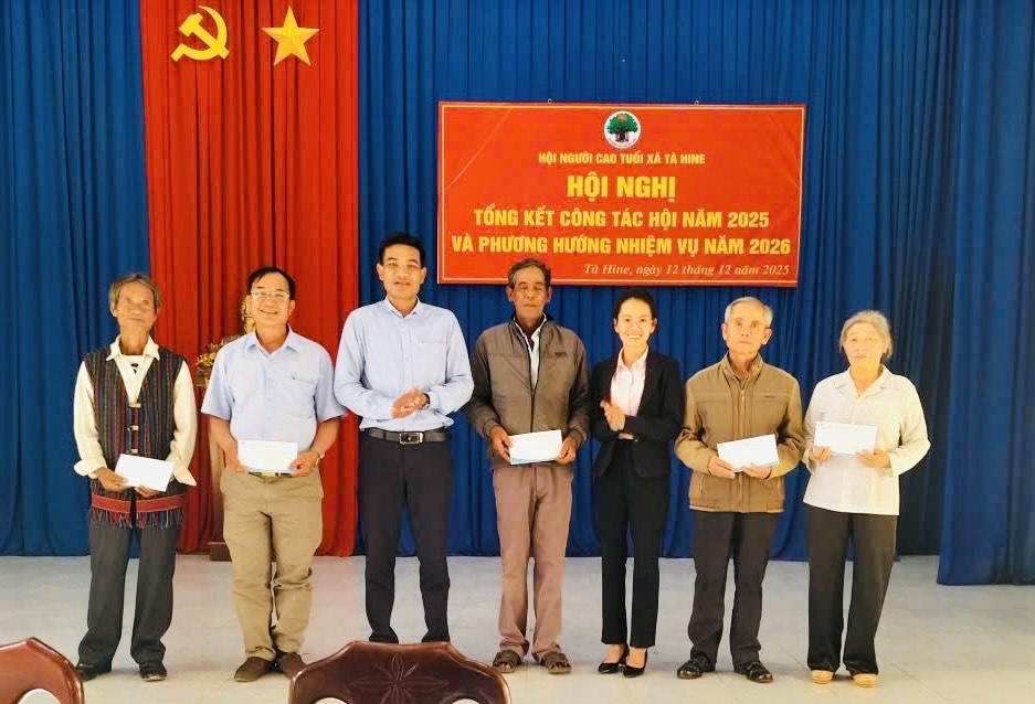 Hội Người cao tuổi xã Tà Hine tặng quà cho NCT khó khăn