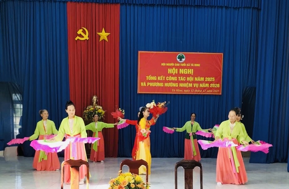 Biểu diễn văn nghệ của Hội Người cao tuổi xã Tà Hine tại buổi tổng kết