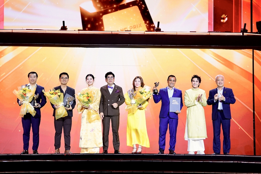 Ông Đỗ Thanh Tuấn (ngoài cùng bên trái) – Giám đốc Đối ngoại, đại diện Vinamilk đón nhận giải thưởng Vạn Xuân Awards – Thương hiệu sáng tạo tiên phong (Ảnh: Minh Anh).