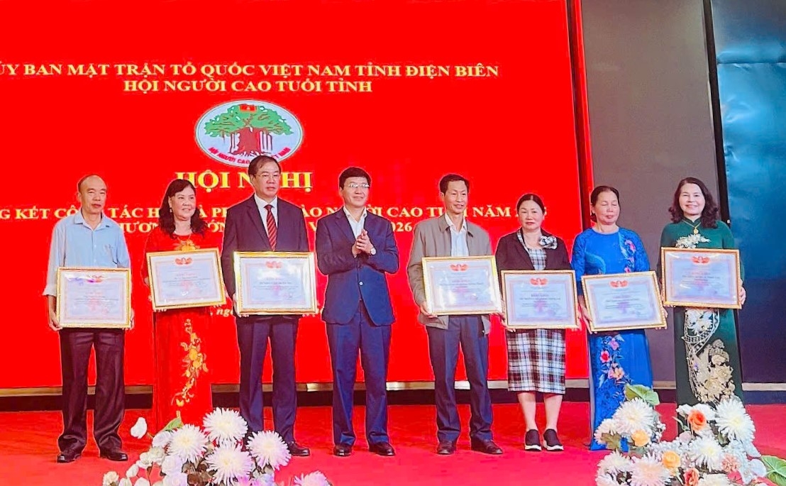 Khen thưởng các tập thể, cá nhân đạt thành tích xuất sắc năm 2025