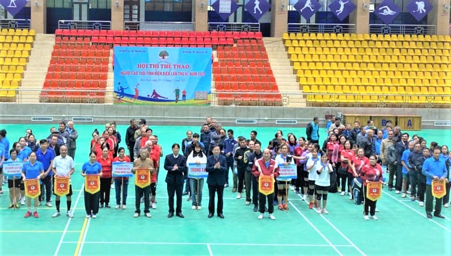 Ban tổ chức trao Cờ lưu niệm cho các đơn vị tham gia Hội thao NCT tỉnh Điện Biên năm 2025