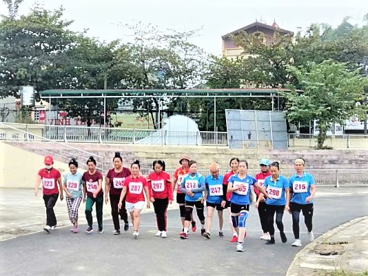 Các vận động viên tham gia nội dung đi bộ