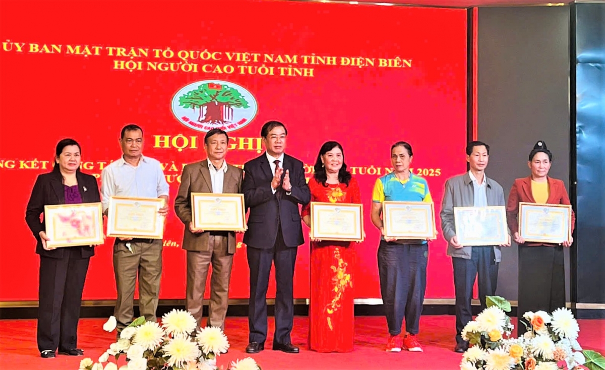 Khen thưởng các tập thể, cá nhân đạt thành tích xuất sắc năm 2025