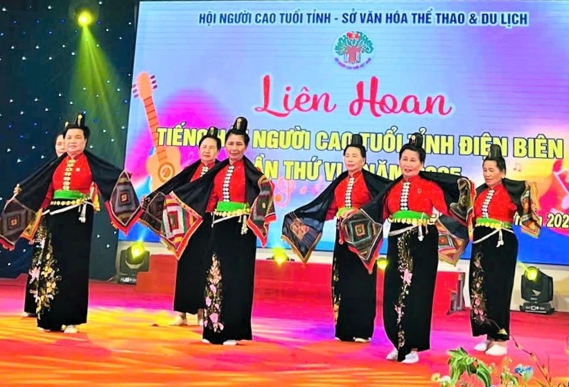 Tiết mục văn nghệ của NCT tỉnh Điện Biên