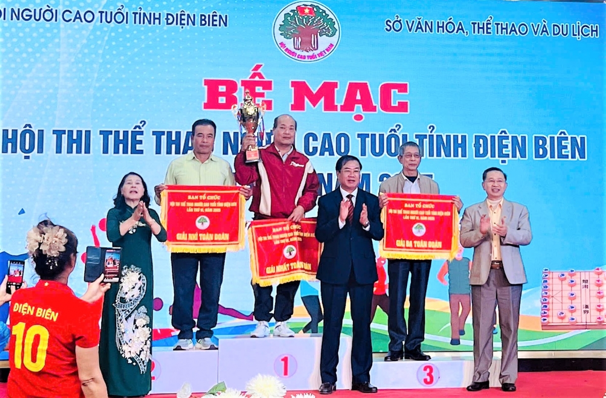 Trao thưởng cho các đơn vị xuất sắc tại Hội thao NCT tỉnh năm 2025