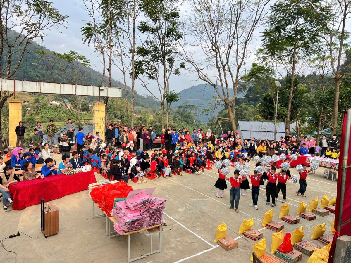 Trao yêu thương về trên bản tại Cao Bằng