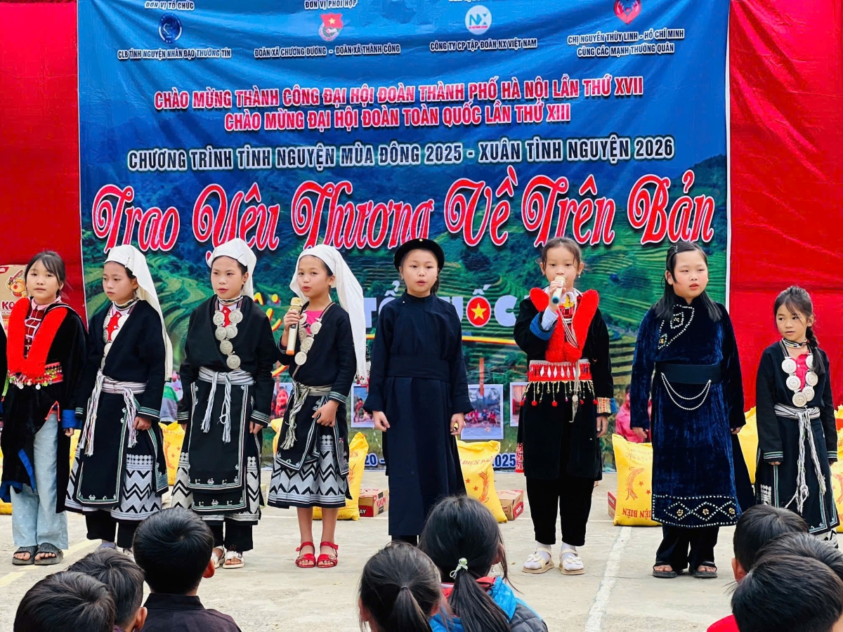 Trao yêu thương về trên bản tại Cao Bằng