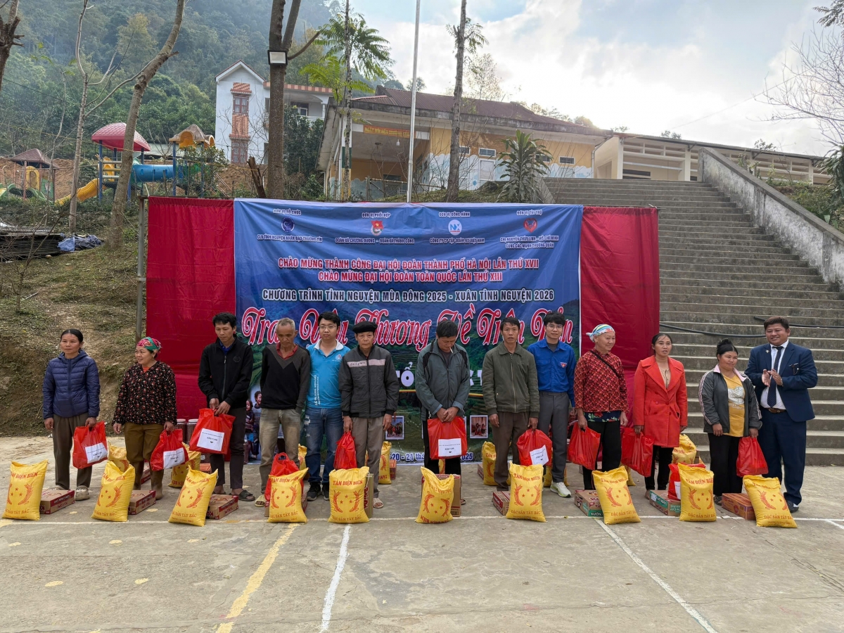 Trao yêu thương về trên bản tại Cao Bằng