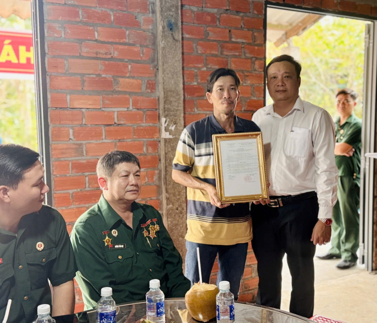 Trao Quyết định hỗ trợ kinh phí sửa chữa Nhà Đồng đội