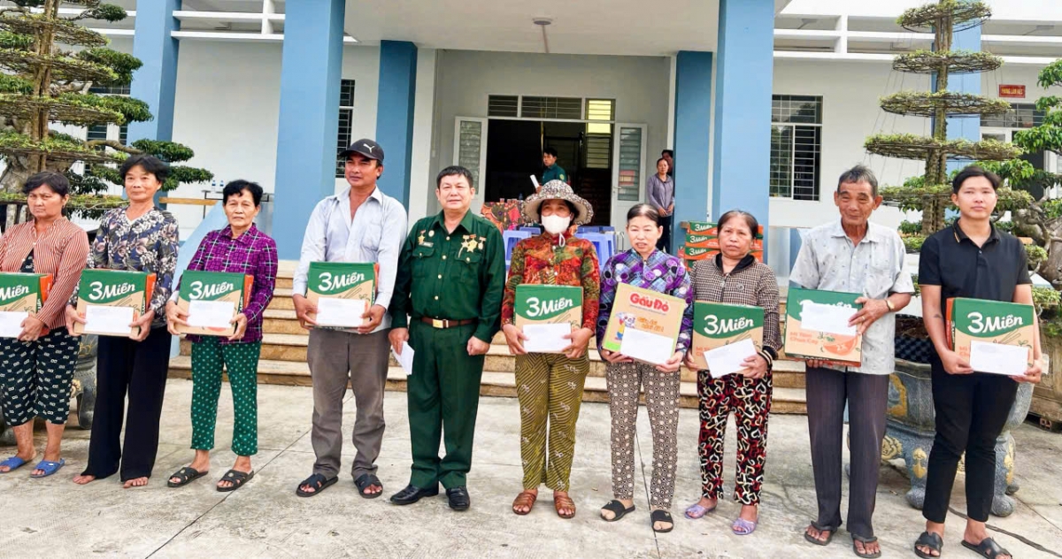 Tặng quà cho người cao tuổi trên địa bàn xã Nhựt Tảo