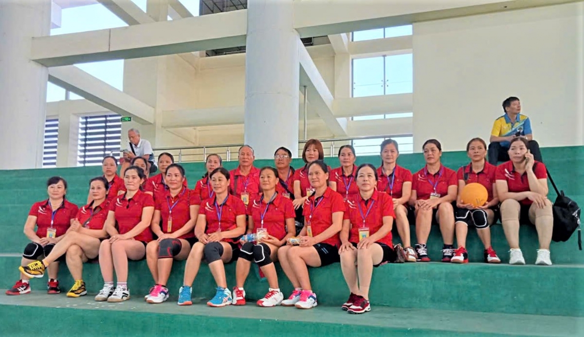 Các vận động viên bóng chuyền hơi trước giờ ra sân