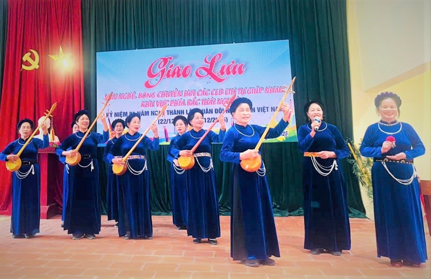 Tiết mục hát then đàn tính tham gia giao lưu