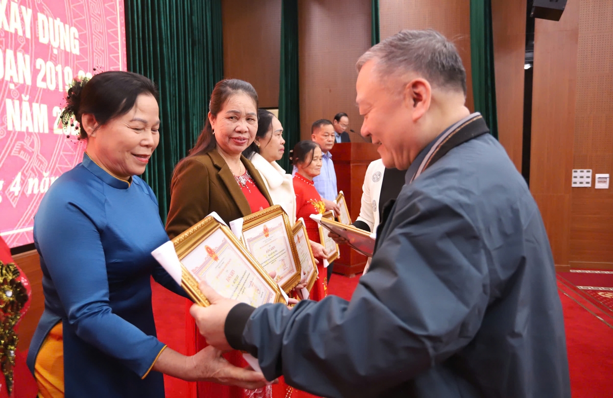 Khen thưởng cho các cá nhân có thành tích xuất sắc trong phong trào xây dựng hệ thống chính trị cơ sở trên địa bàn tỉnh Thái Nguyên