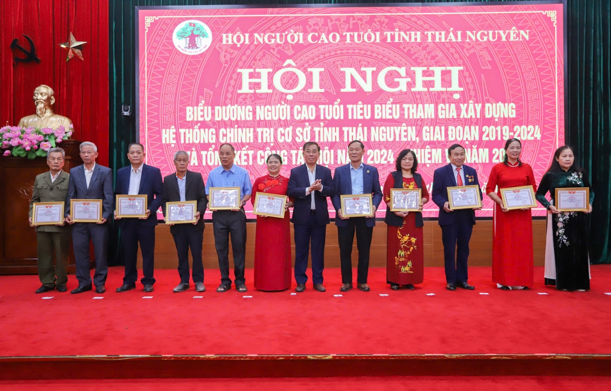 Khen hưởng cho các tập thể tiêu biểu trong phong trào người cao tuổi tham gia xây dựng hệ thống chính trị cơ sở giai đoạn 2019-2024.
