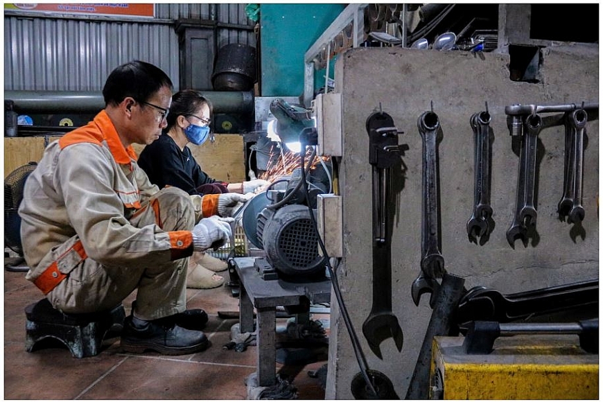 Hàng ngày anh gắn bó với cây búa, máy mài và hơi nóng từ ngọn lửa đỏ trên nền than hồng