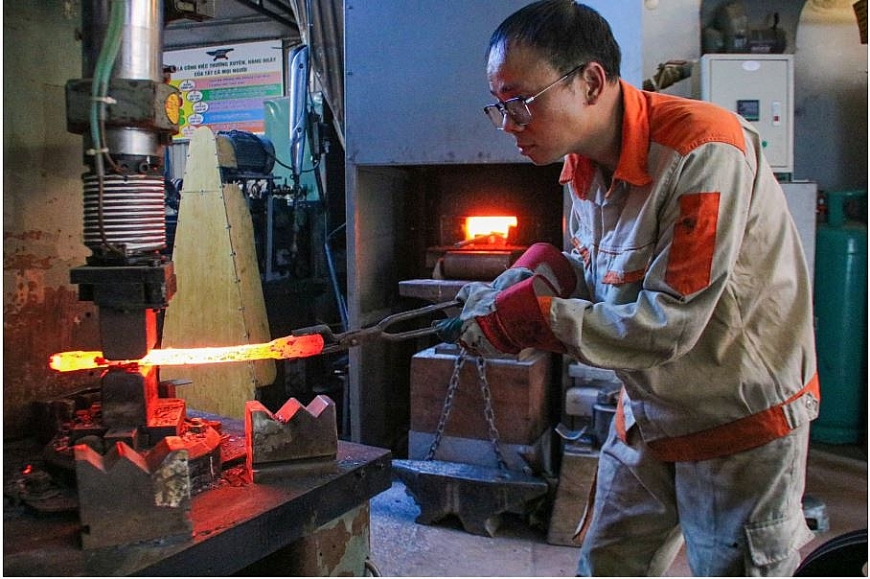 Sau mười năm, xưởng dao Lê Lâm đã ổn định với hệ thống máy móc tương đối đồng bộ