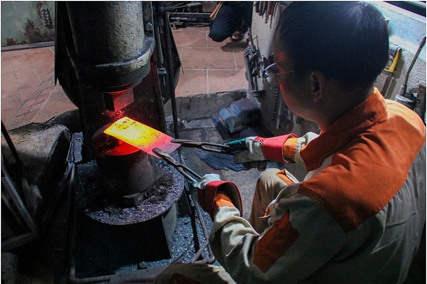 Các kỹ thuật cốt lõi như tôi thép, làm lưỡi dao, những bí quyết cha ông truyền lại vẫn được giữ nguyên