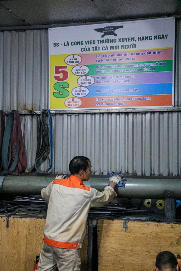 Anh vẫn cẩn thận hoàn thiện từng bước 5S trong xưởng rèn gia truyền Lê Lâm