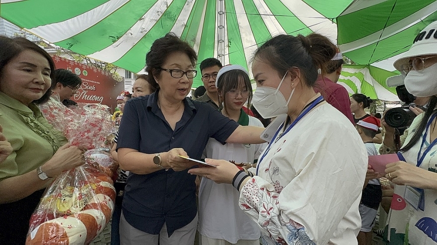 Ban tổ chức đã trao tặng tổng cộng 1.700 phần quà, gồm 900 phần quà bánh, sữa, gấu bông; 300 phần lì xì dành cho bệnh nhi có hoàn cảnh khó khăn; đồng thời hỗ trợ 500 suất cơm cho thân nhân bệnh nhi