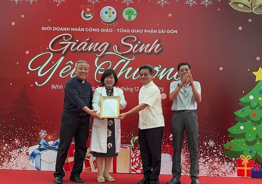 BS.CK2 Lê Thị Minh Hồng, Phó Giám đốc Bệnh viện Nhi Đồng 2 trao thư cảm ơn Giới Doanh nhân Công giáo - Tổng Giáo phận Sài Gòn
