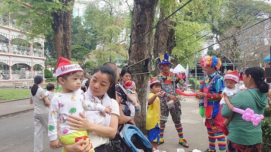 Bệnh viện Nhi Đồng 2 phối hợp Tổng Giáo phận Sài Gòn trao 1.700 phần quà Giáng sinh cho bệnh nhi nội trú