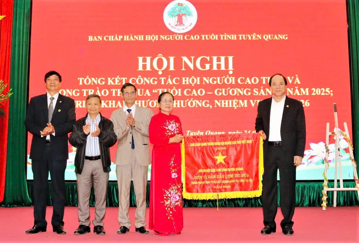 Phó Chủ tịch Thường trực Trương Xuân Cừ trao Cờ đơn vị xuất sắc dẫn đầu Cụm cho Hội NCT tỉnh Tuyên Quang