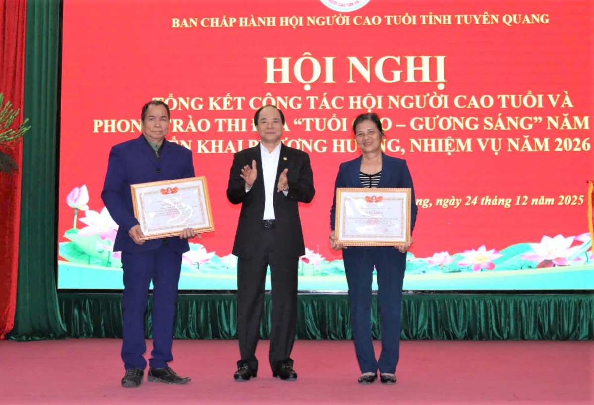 Phó Chủ tịch Thường trực Trương Xuân Cừ trao Bằng khen Trung ương Hội cho các tập thể, cá nhân xuất sắc