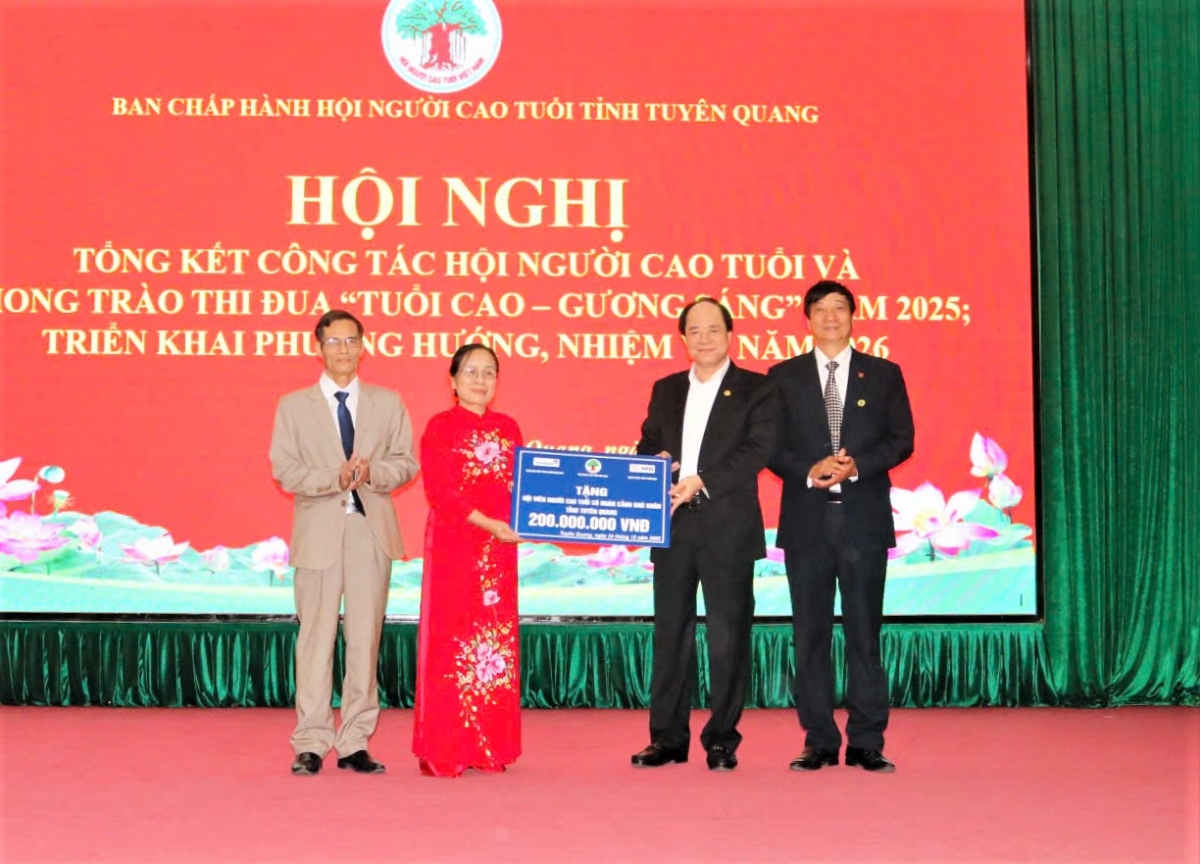 Phó Chủ tịch Thường trực Trương Xuân Cừ trao 200 triệu đồng hỗ trợ NCT hoàn cảnh khó khăn tỉnh Tuyên Quang