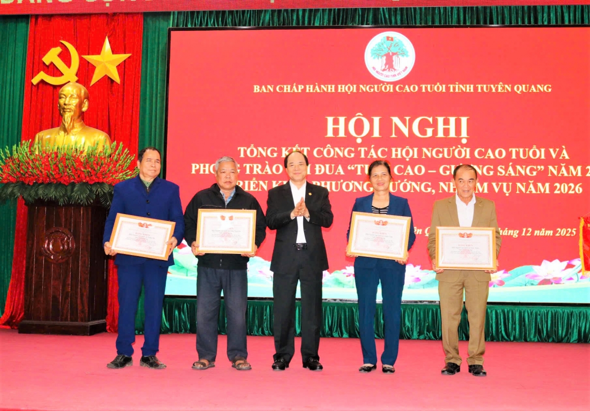 Phó Chủ tịch Thường trực Trương Xuân Cừ trao Bằng khen Trung ương Hội cho các tập thể, cá nhân xuất sắc