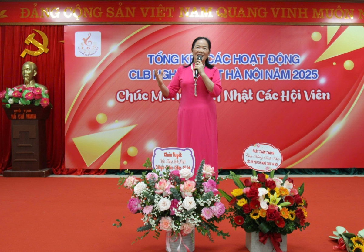 Tiết mục đơn ca tại buổi Lễ tổng kết năm của CLB Nghệ thuật Hà Nội
