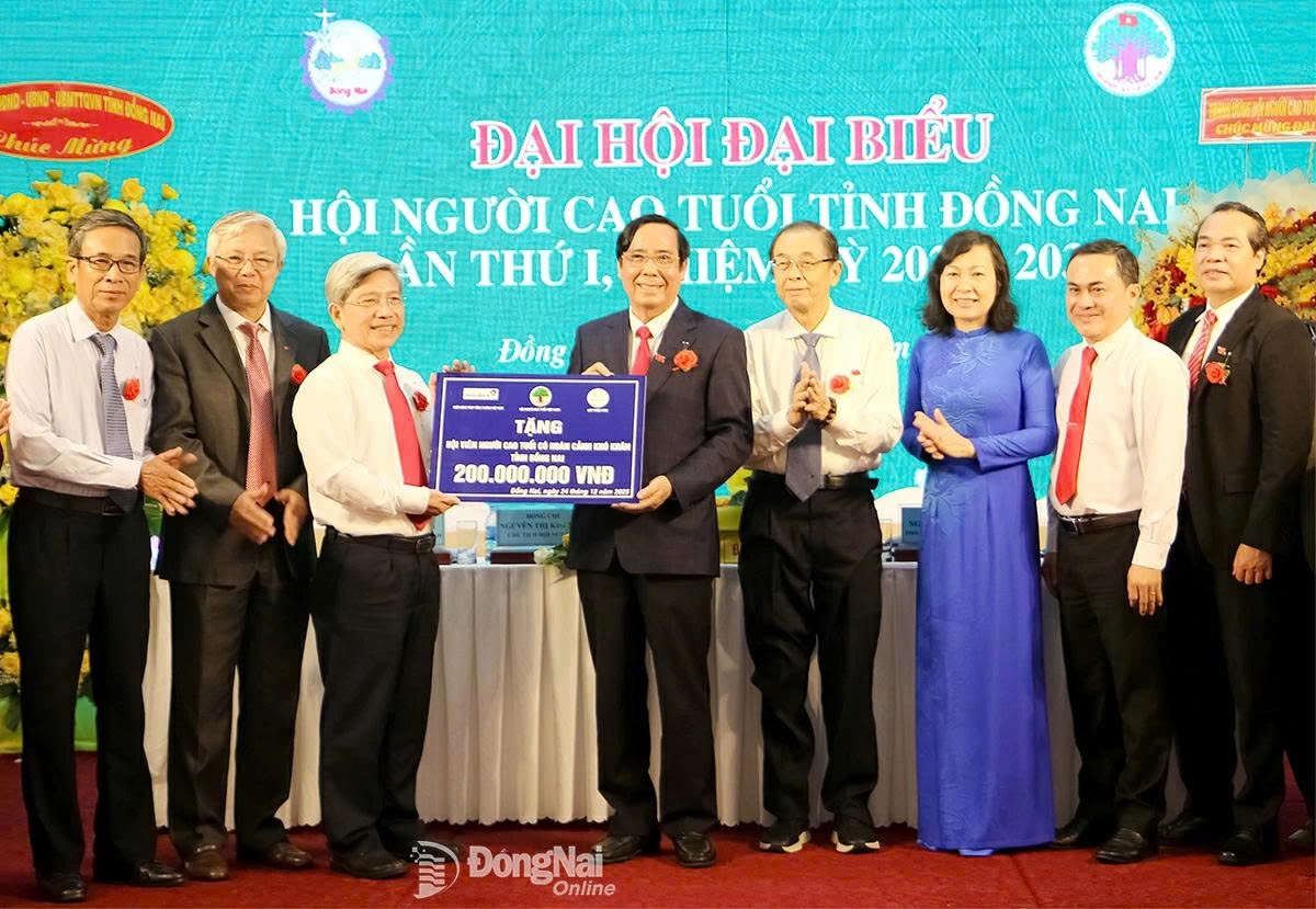5.	Chủ tịch Nguyễn Thanh Bình trao quà cho người cao tuổi có hoàn cảnh khó khăn tỉnh Đồng Nai